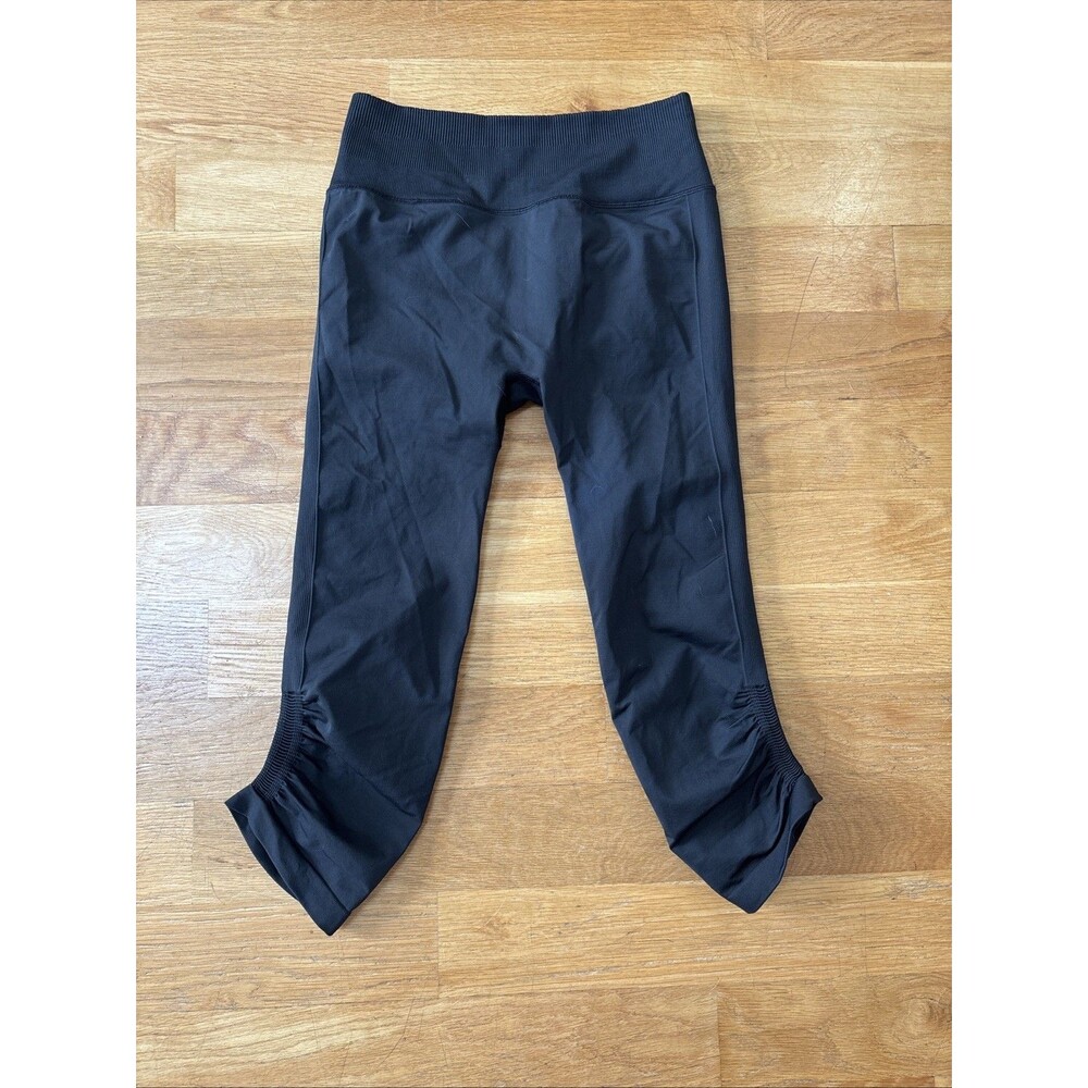 Women’s Lululemon Q5 Compression Capri Size 8 Black